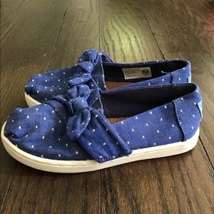 Tom’s. Classic Blue and White Bow Sneaker